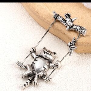 🆕️🐱 SILVER-TONE SWINGING CAT BROOCH PIN🐱